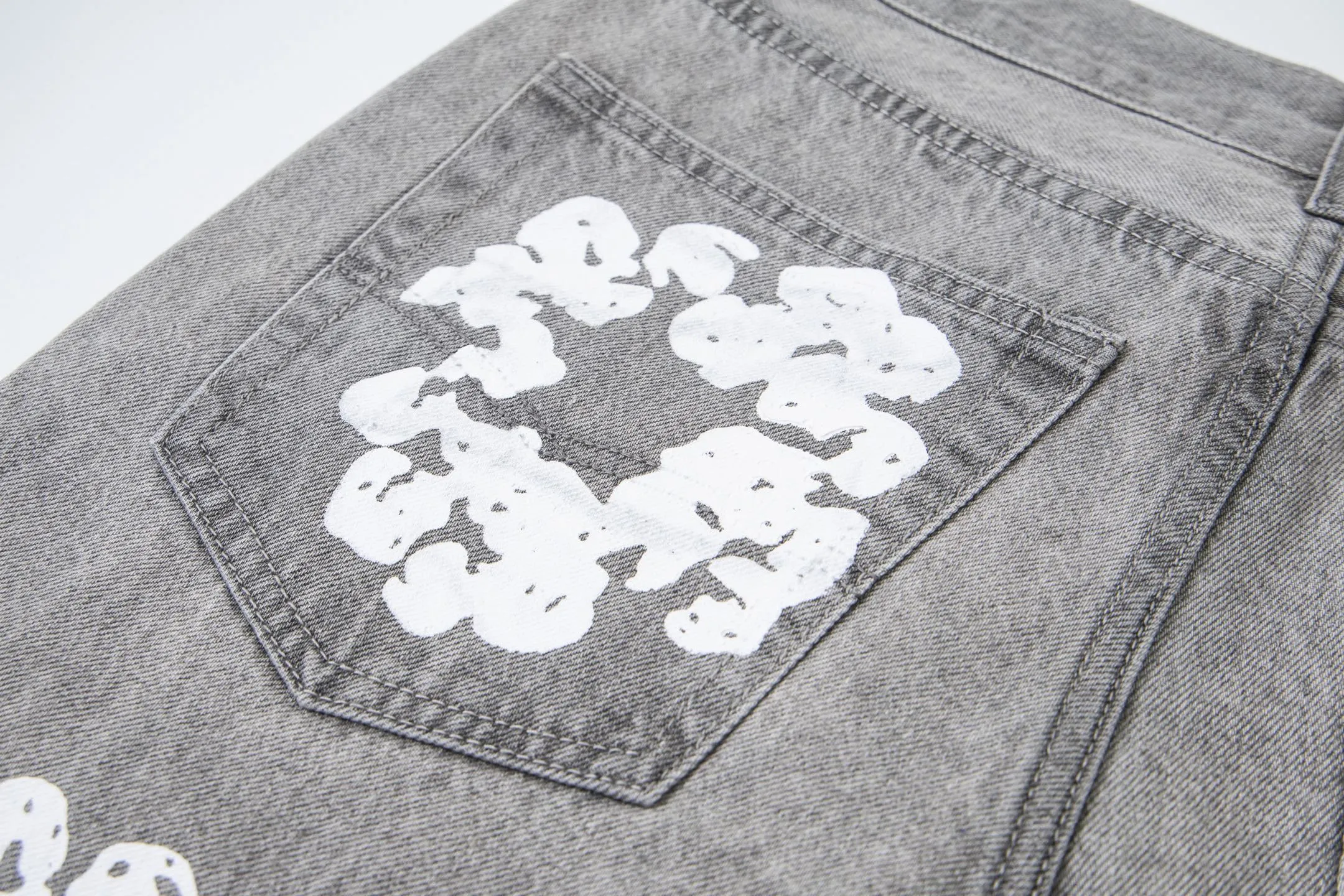 #8197 P220💰 DENIM TEARS Kapok American niche brand printed washed straight jeans. Produced by a major washed factory. Full of high-end feel. Knee part destroyed design with patchwork design. Already used as facade design. Leather waist nameplate. The focus of this style is not on washing, but on the destroyed shape and version. The secret lies in the craftsmanship of the master. The cost of post-production grinding, machining, knife cutting, etc. is far beyond comparison with assembly line products. Color: black, blue, gray. Size: 28-36 (corresponding to S-XXL)